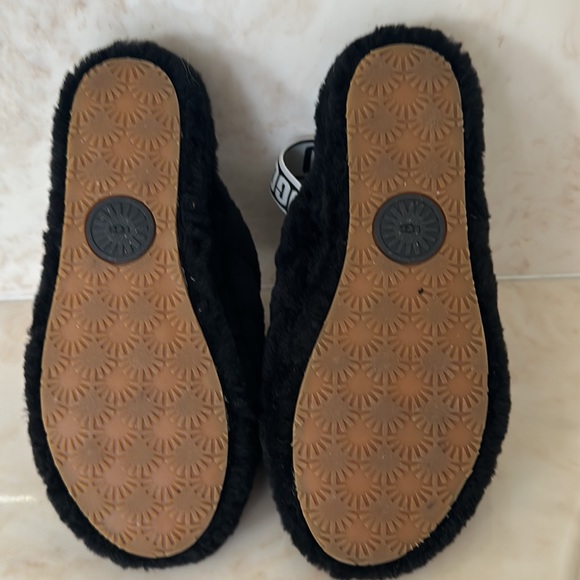 Ugg - Picture 3 of 3